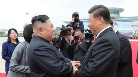 Kim Jong-un i Xi Jinping se rukuju usred Pjongjanga