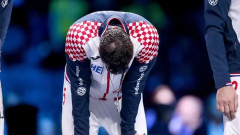 Rukometaš Domagoj Duvnjak u dresu Kiela stoji pognut glave