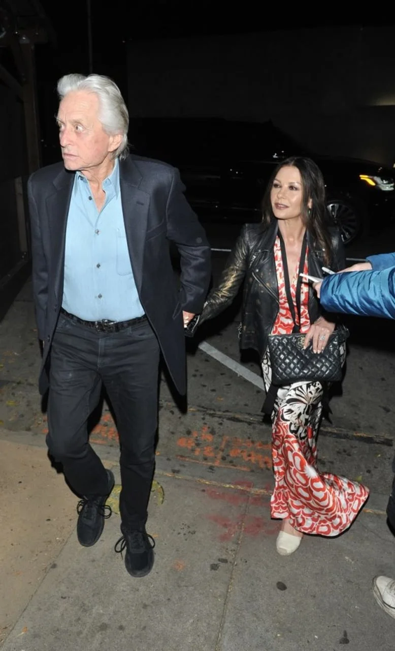 Michael Douglas i Catherine Zeta-Jones drže se za ruke navečer