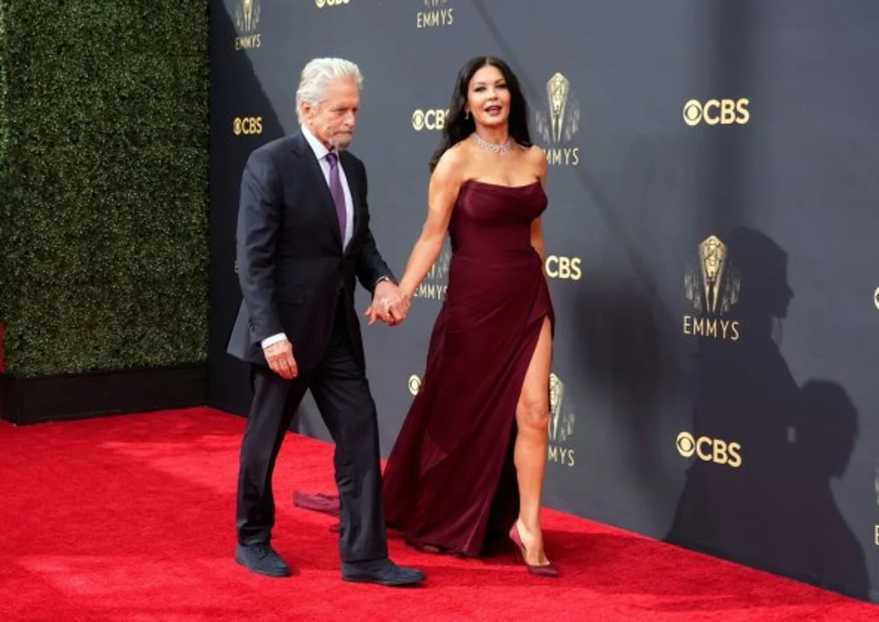 Catherine Zeta-Jones u bordo haljini i Michael Douglas u odelu