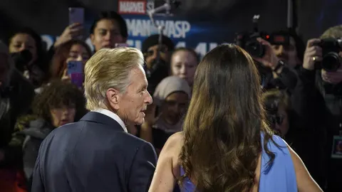 Michael Douglas i Catherine Zeta-Jones okruženi novinarima