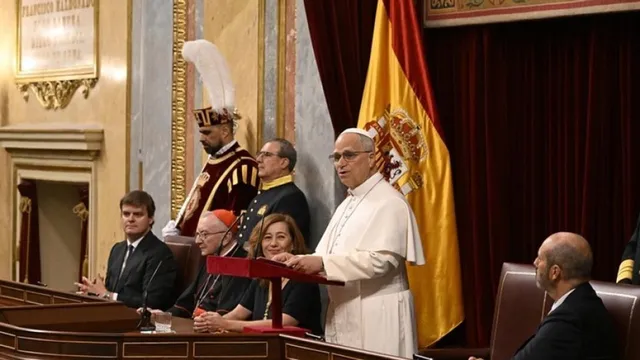 Papa Lav XIV. govori za govornicom uz španjolsku zastavu