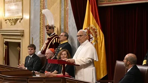 Papa Lav XIV. govori za govornicom uz španjolsku zastavu
