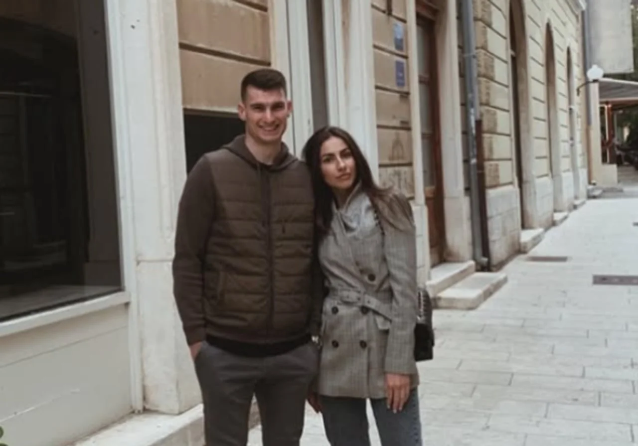 Dominik Livaković i Helena u ležernoj odjeći na ulici