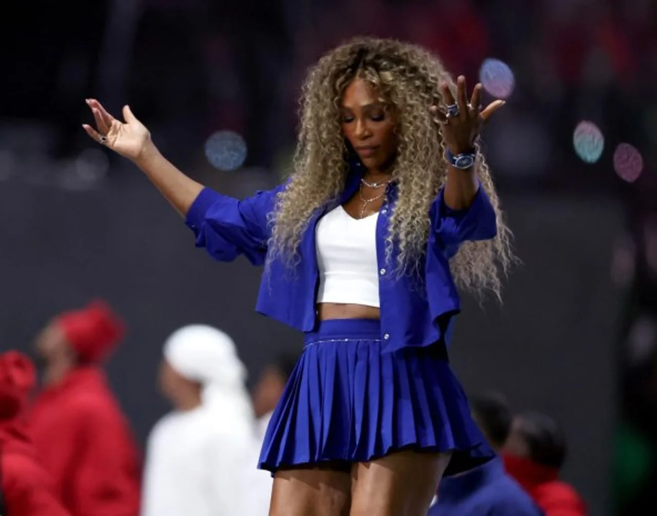 Serena Williams u plavom kompletu s raširenim rukama