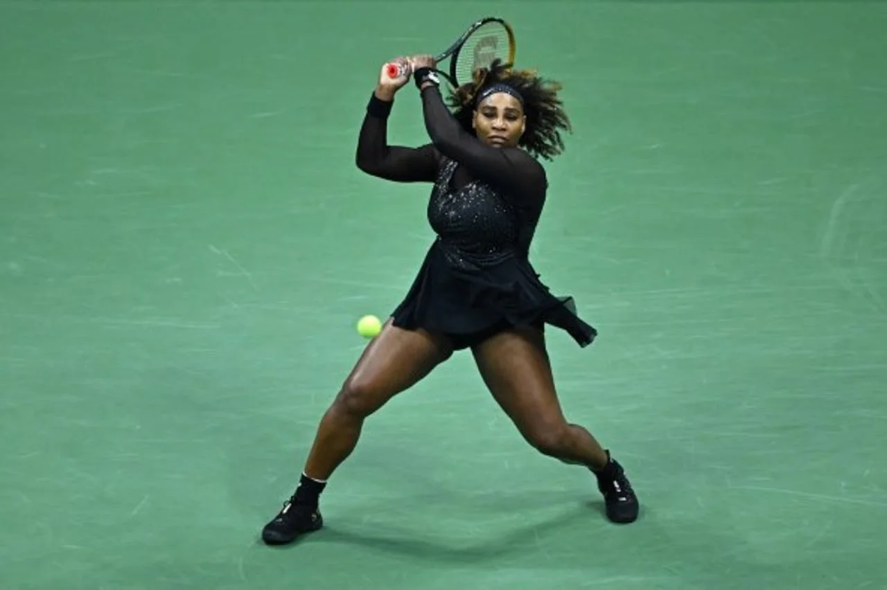 Serena Williams u crnoj sportskoj odjeći priprema udarac teniskom reketom