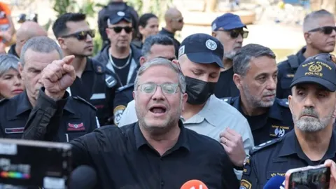Izraelski ministar Itamar Ben-Gvir okružen policijskim službenicima