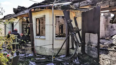 Vatrogasci pored potpuno izgorele zgrade s razorenim zidovima