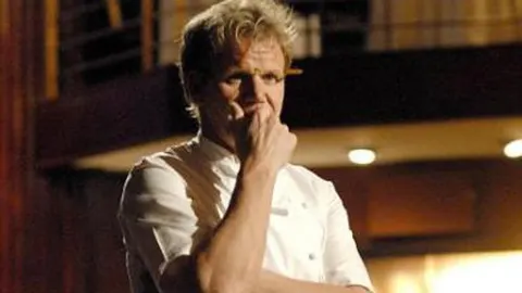 Gordon Ramsay u bijeloj kuhinjskoj jakni s ozbiljnim izrazom lica