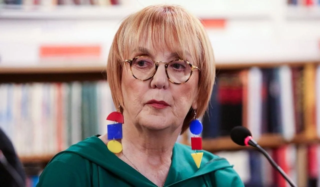 Krupni plan Vedrane Rudan s velikim geometrijskim naušnicama