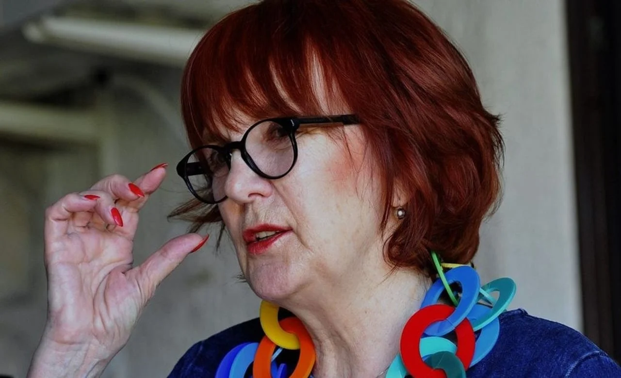 Profil Vedrane Rudan koja gestikulira rukom dok govori