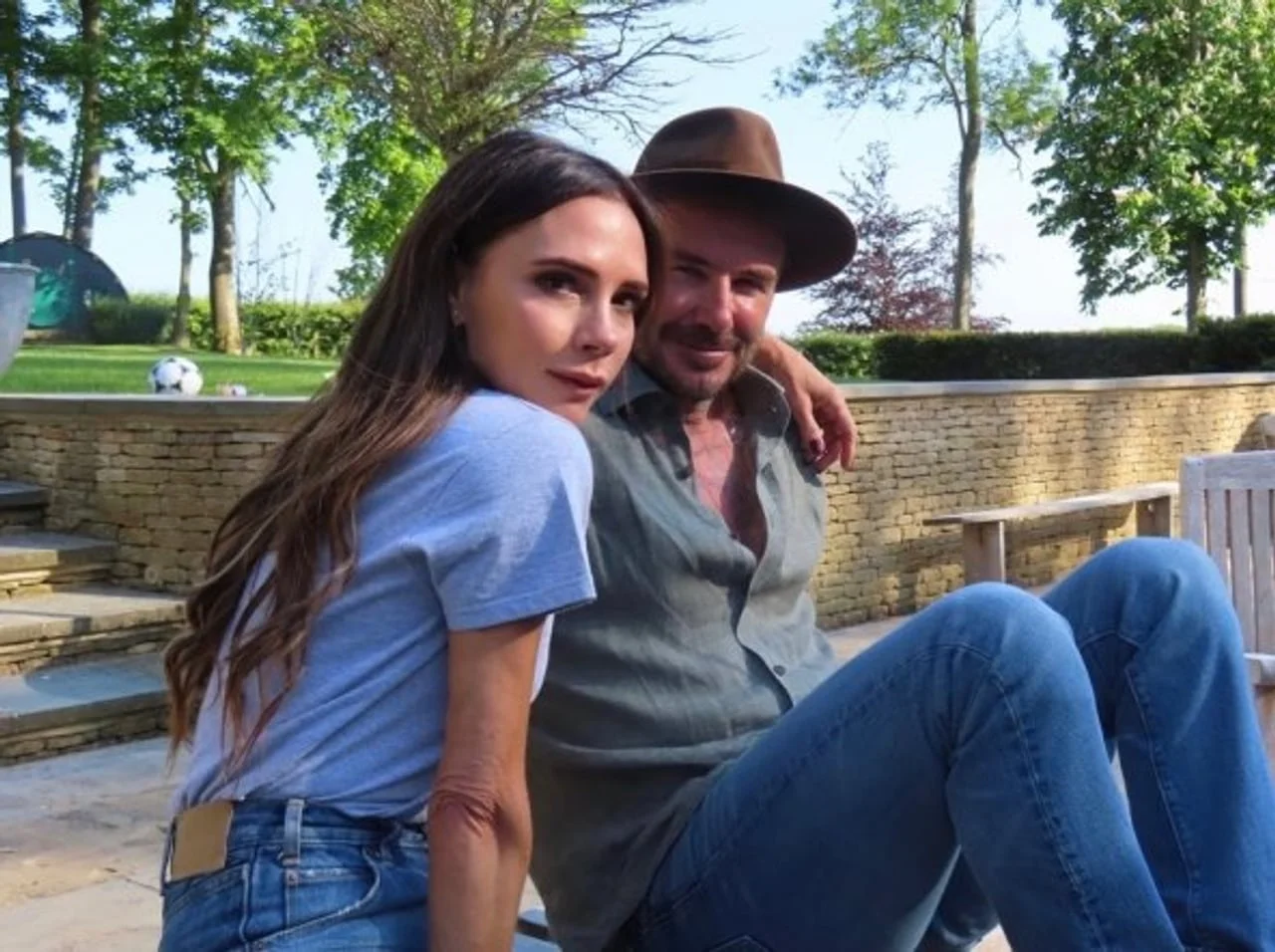 Victoria i David Beckham u ležernoj odjeći na otvorenom