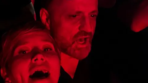 Ivana Kekin i Mili Kekin u crvenom svjetlu tijekom koncerta