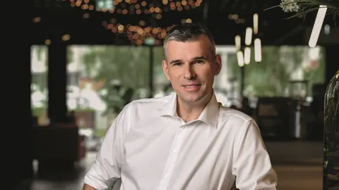 Portret Petra Pereže u bijeloj košulji u modernom interijeru