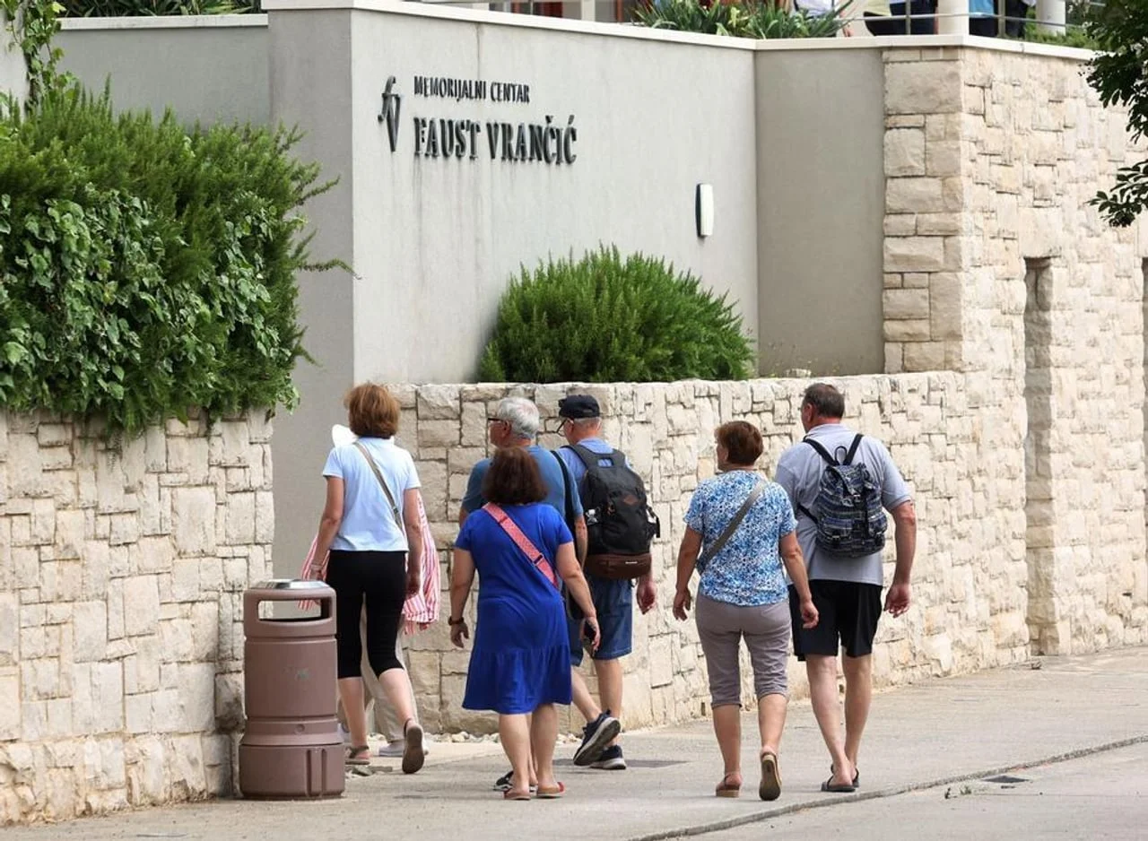 Turisti hodaju prema ulazu u Memorijalni centar Fausta Vrančića
