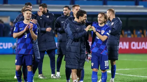 Hrvatski nogometni reprezentativci u plavim dresovima na terenu