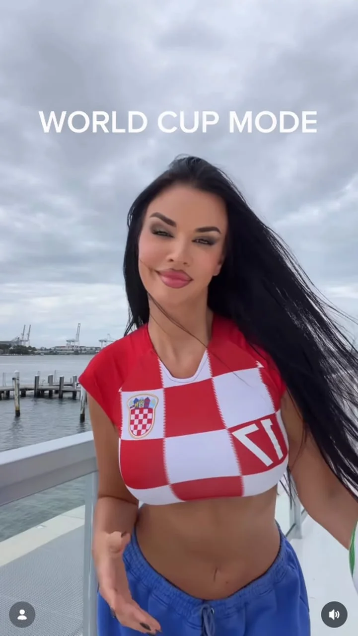 Ivana Knoll u dresu reprezentacije s natpisom World Cup Mode