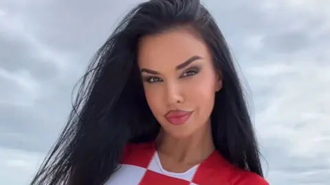 Portret Ivane Knoll u crveno-bijelom dresu hrvatske reprezentacije