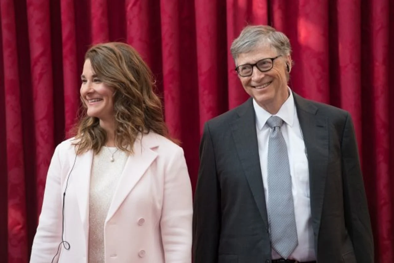 Bill Gates i Melinda French Gates pred crvenom zavjesom