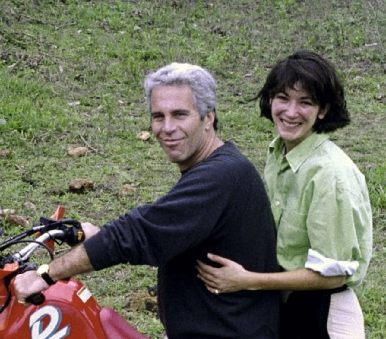 Jeffrey Epstein i žena pored crvenog ATV-a na travi