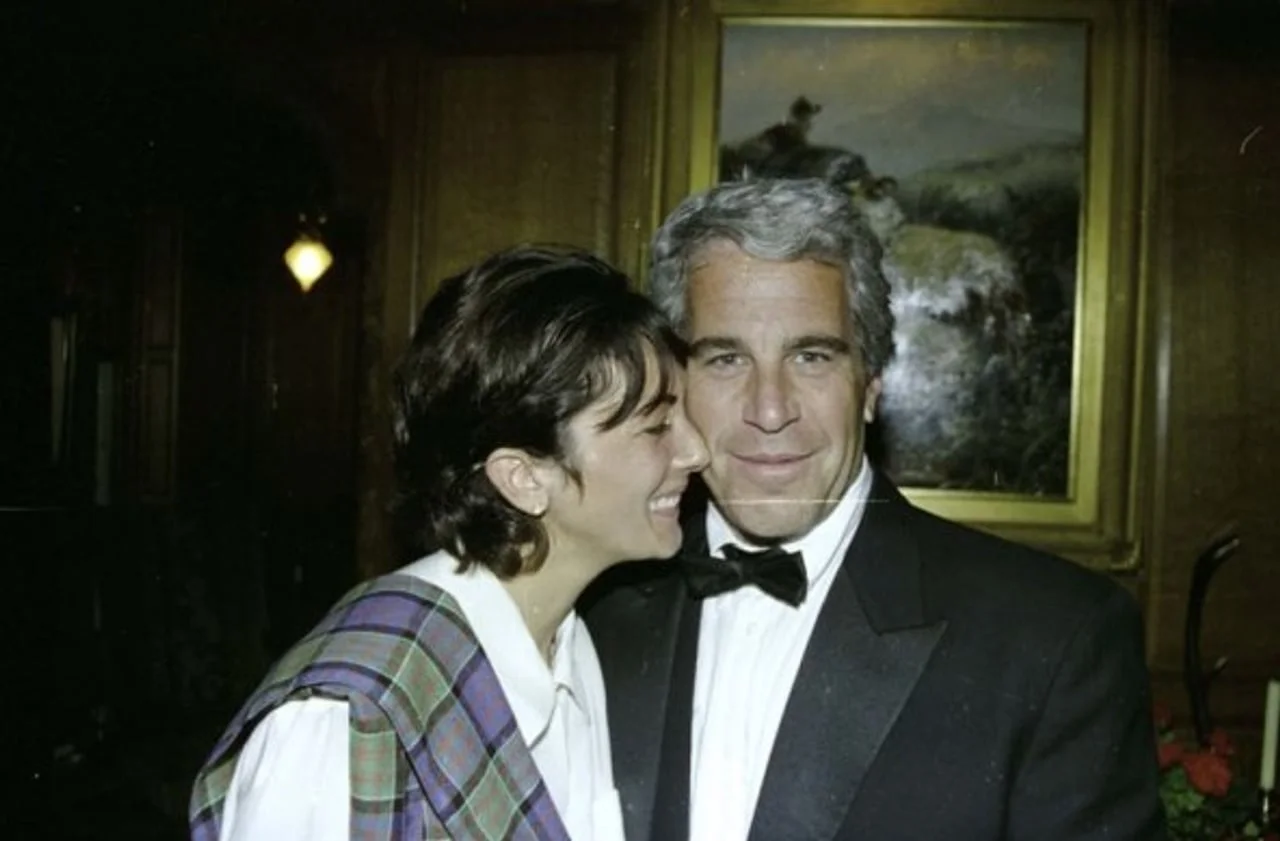 Jeffrey Epstein u smokingu i žena koja ga grli