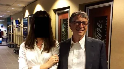 Bill Gates i žena s prekrivenim licem u hotelskom hodniku