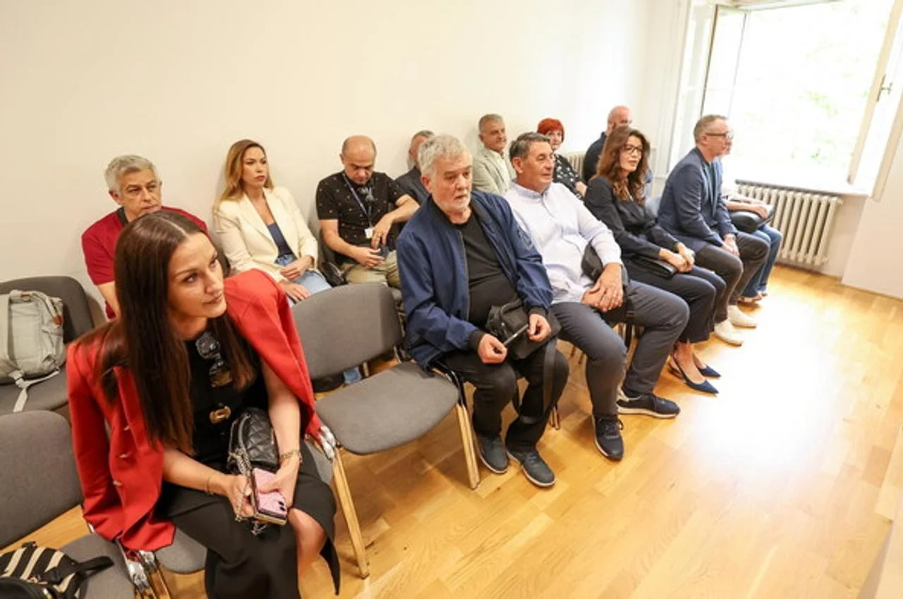 Poslovi i posjetitelji sjede u čekaonici suda