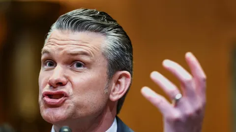 Portret ministra Petea Hegsetha u govoru s gestikulacijom ruke