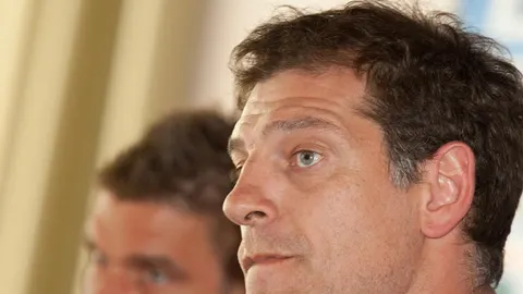 Krupni plan lica Slavena Bilića s ozbiljnim izrazom