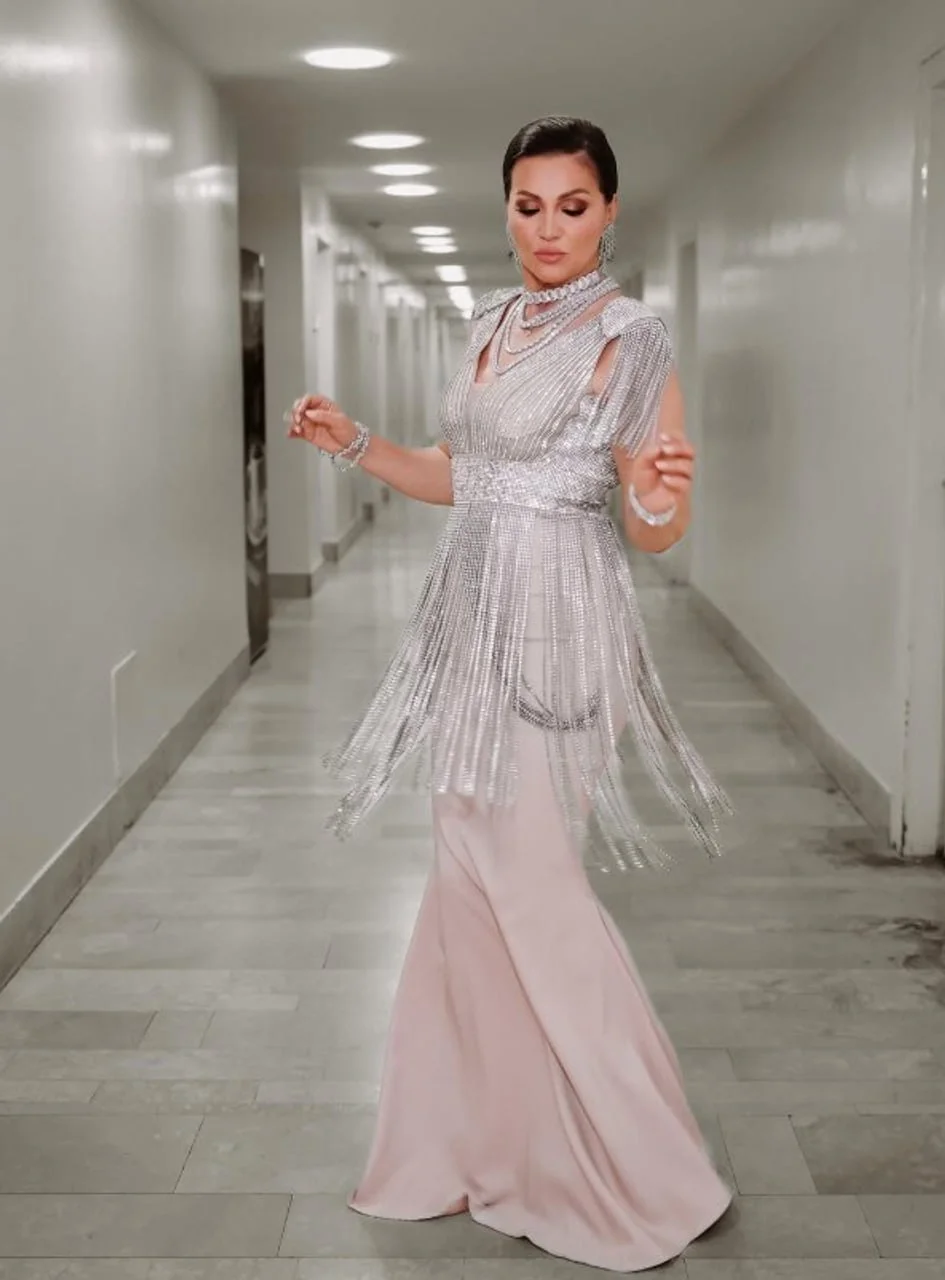 Nina Badrić u elegantnoj srebrnoj haljini s kiperima u hodniku