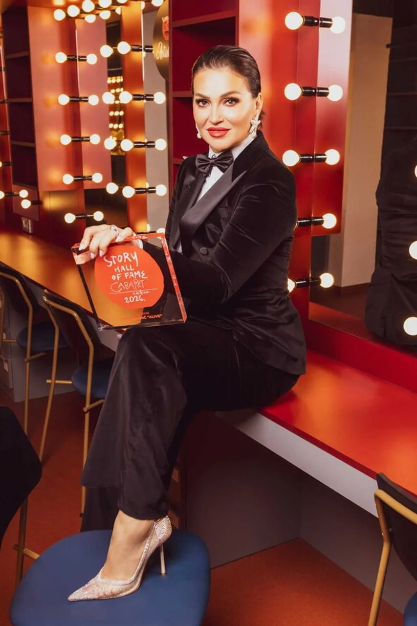 Nina Badrić sedi u garderobi i drži staklenu nagradu