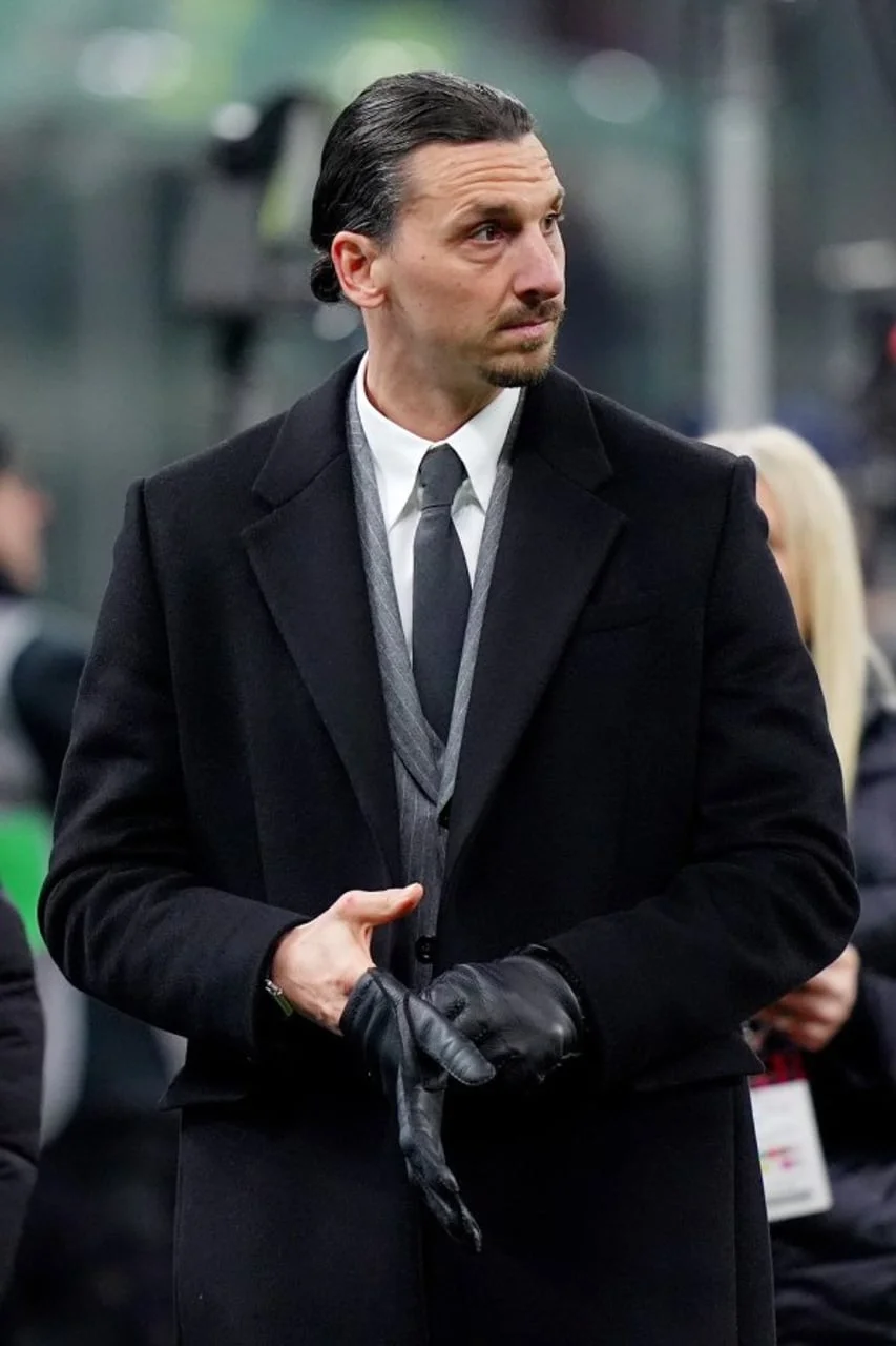 Zlatan Ibrahimović u crnom kaputu, košulji i kravati