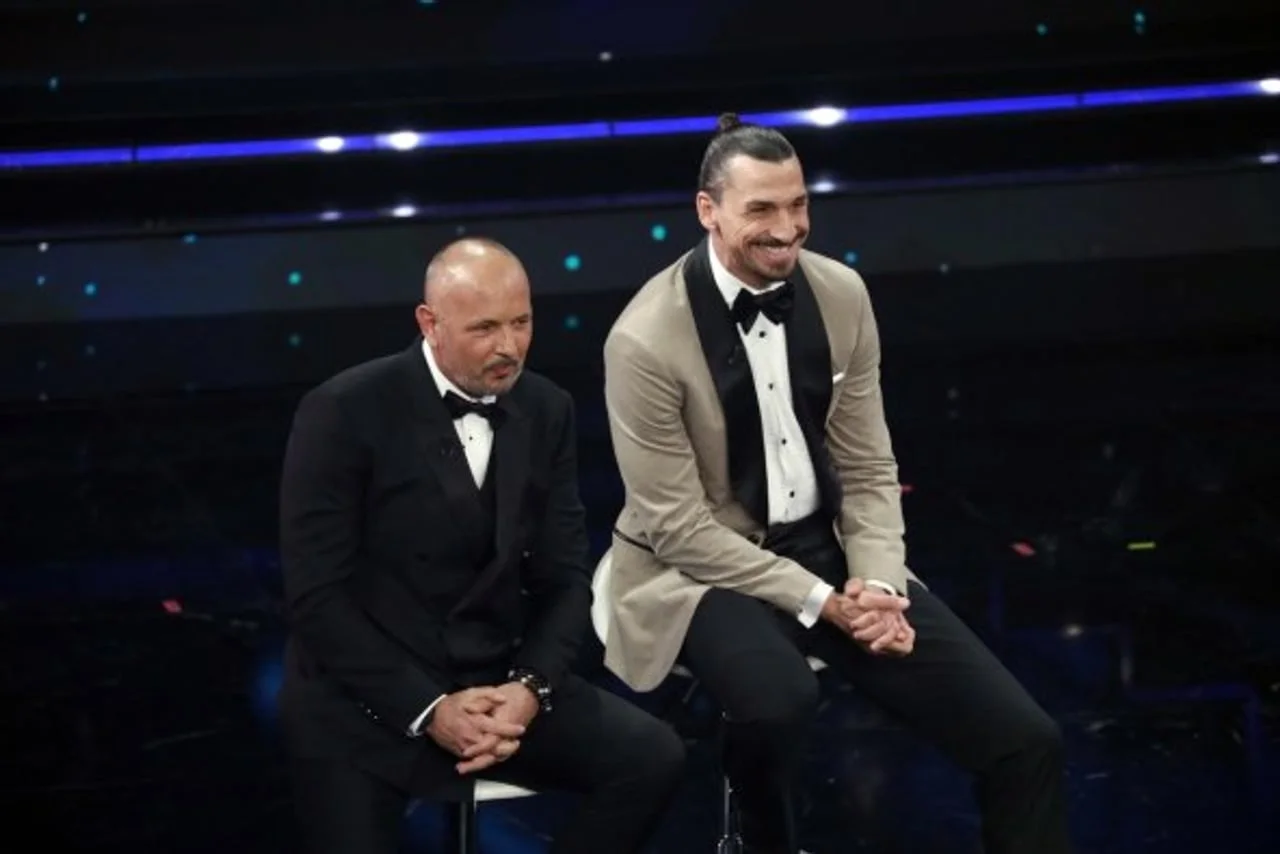 Zlatan Ibrahimović i pratitelj u svečanim odijelima na sceni