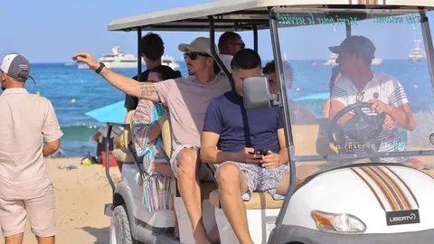 Zlatan Ibrahimović s obitelji u bijelom golf vozilu na plaži
