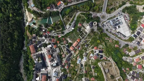 Zračni snimak grada Jajca s kućama, rijekom i slapovima