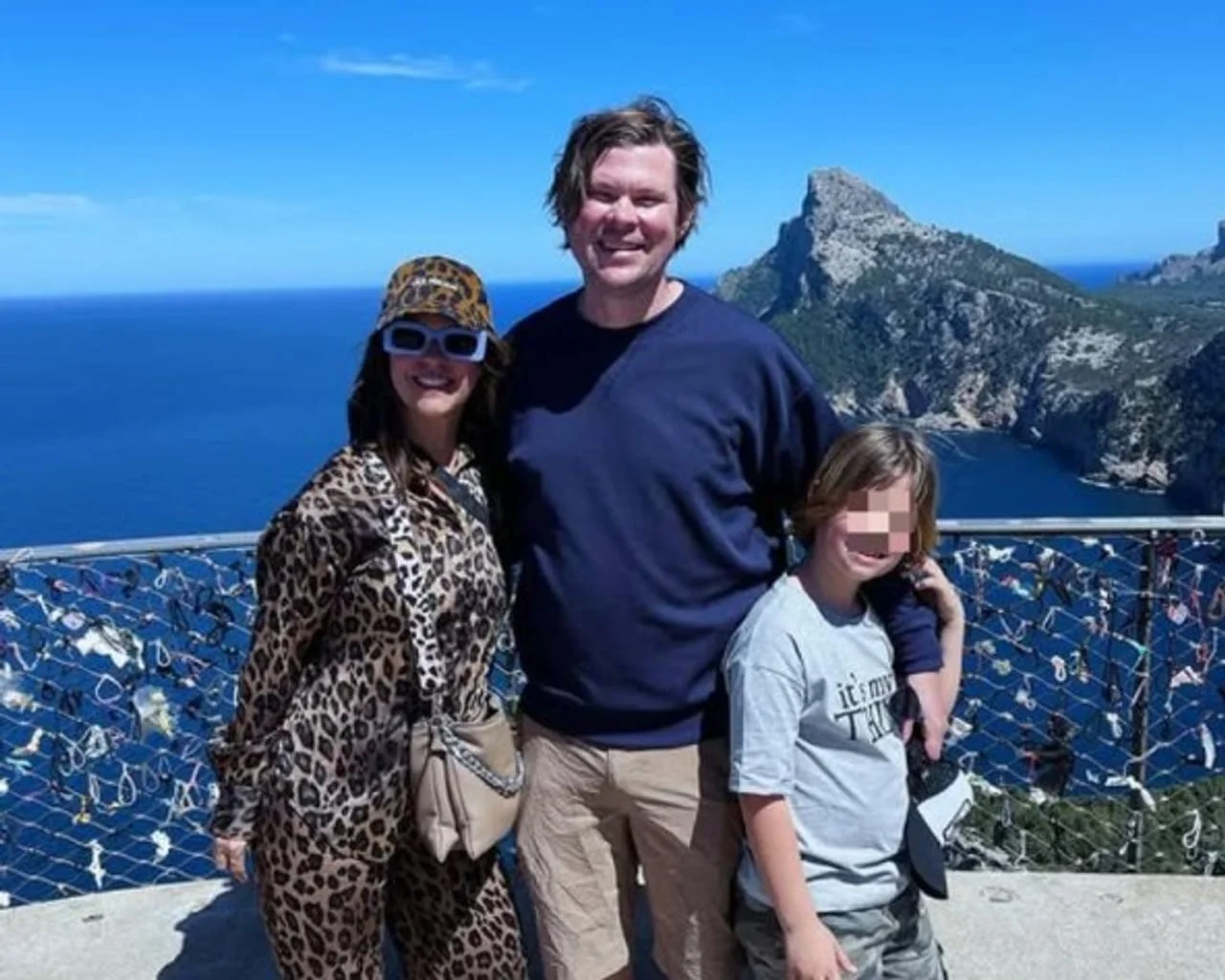 Obitelj Ane Maras Harmander ispred panoramskog pogleda na more i planine