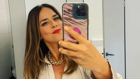 Selfie glumice Ane Maras Harmander s crvenim ružem i zlatnim nakitom
