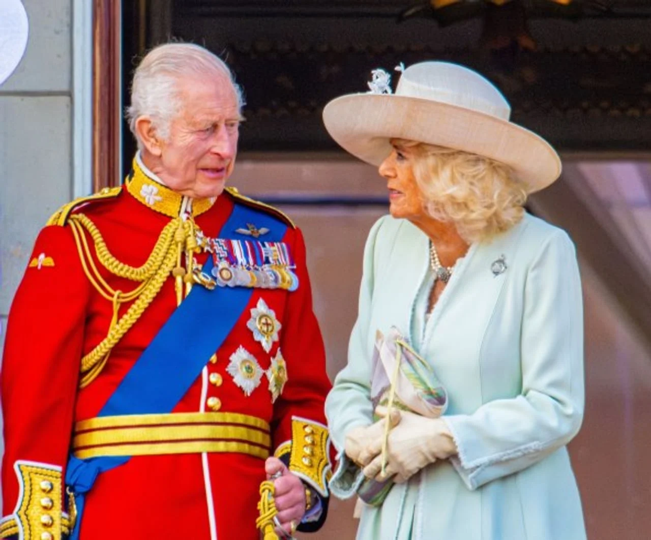 Kralj Charles u crvenoj uniformi i kraljica Camilla u svijetlom kostimu