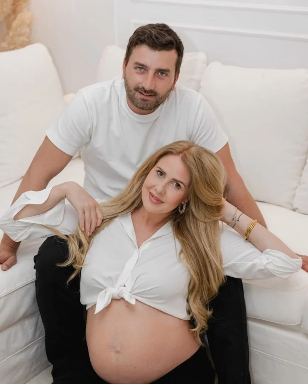 Trudna Maja Lena Lopatny i partner Karl Šeparović na bijelom kauču