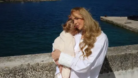 Maja Lena Lopatny grli malu djevčicu pored plavog mora