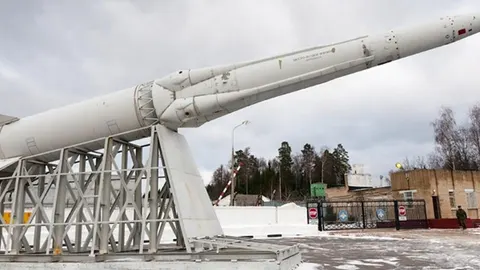Veliki bijeli protuzračni projektil na metalnom postolju zimi