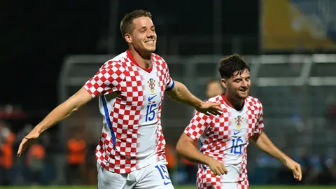 Mario Pašalić u crveno-bijelom dresu Hrvatske slavi na nogometnom terenu
