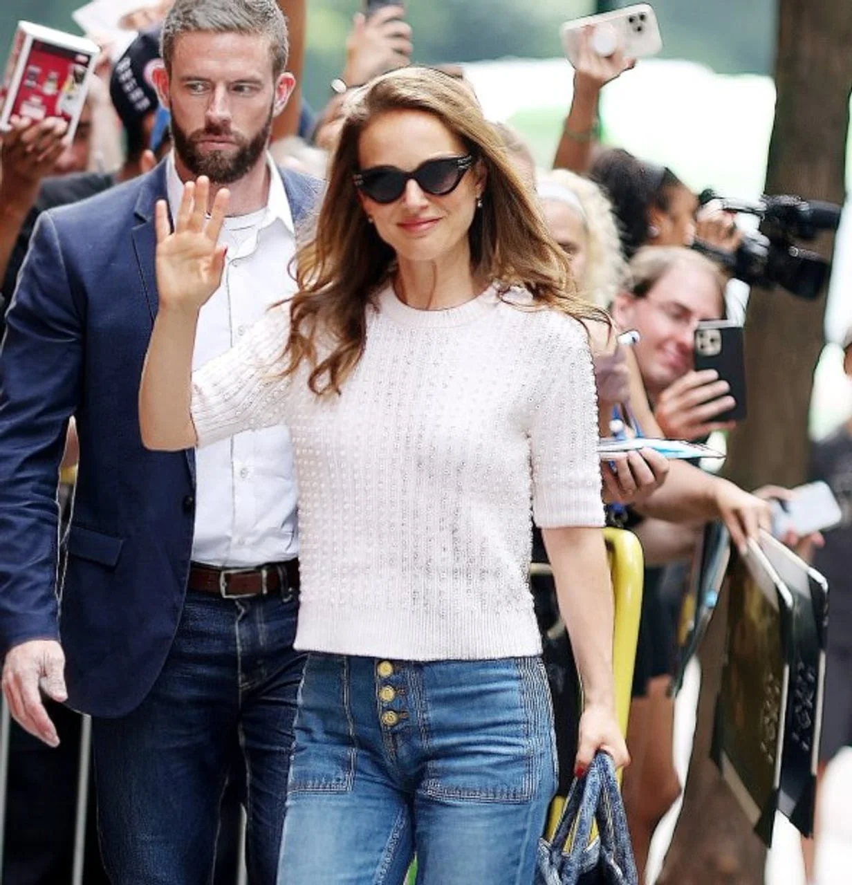 Natalie Portman u bijelom puloveru i trapericama uz pratnju muškarca