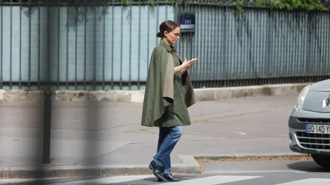 Natalie Portman u zelenom kaputu i trapericama hoda ulicom