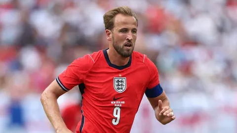Nogometaš Harry Kane u crvenom dresu reprezentacije Engleske na terenu