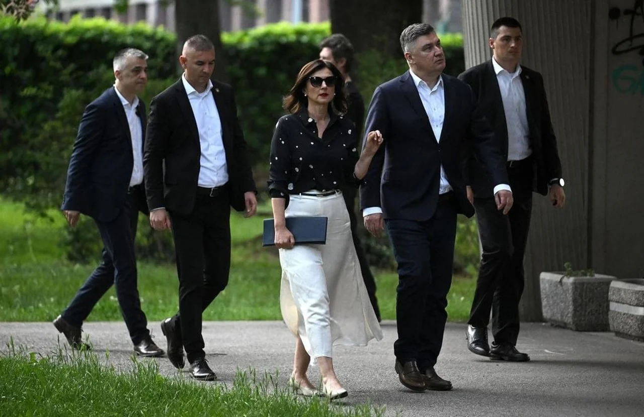 Sanja Musić Milanović u bijeloj suknji i crnoj bluzi