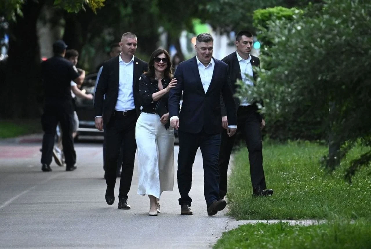 Zoran i Sanja Milanović u šetnji s pratnjom na ulici