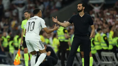 Trener Alvaro Arbeloa u razgovoru s nogometnim igračem Kylianom Mbappéom