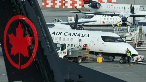 Putnički avion Air Canada Express na pisti aerodroma