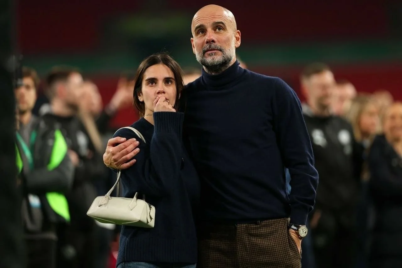 Pep Guardiola i kći Marija promatraju događanja na terenu